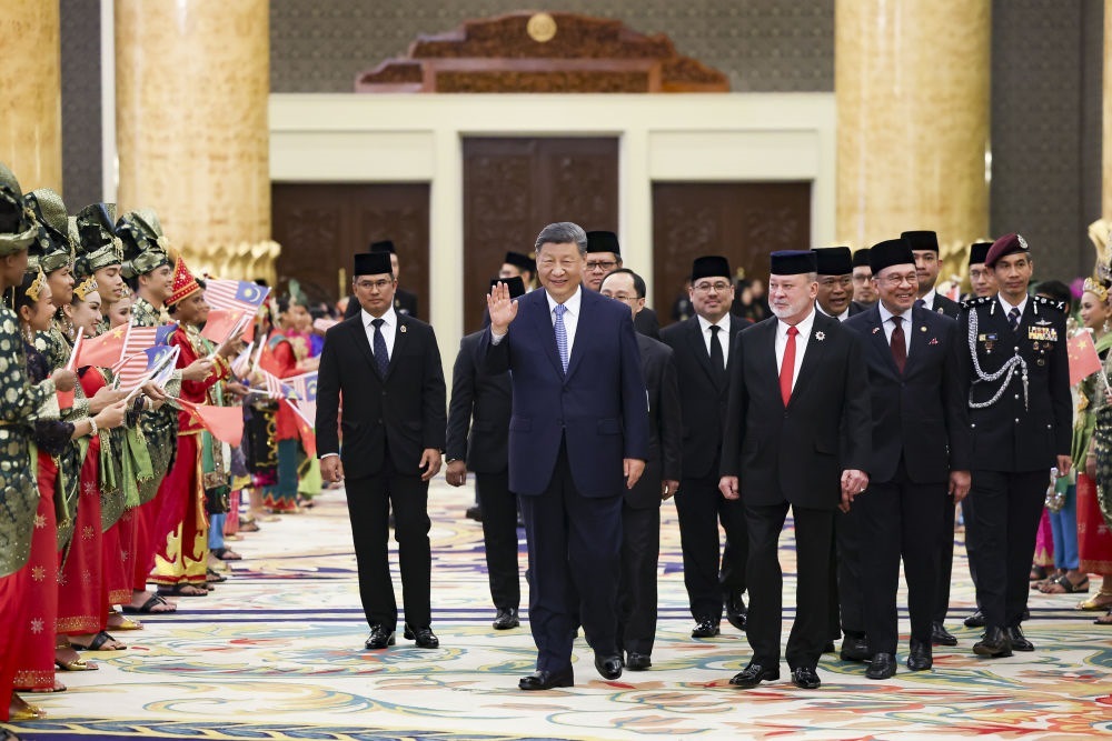 4月16日上午，馬來(lái)西亞最高元首易卜拉欣在馬來(lái)西亞國(guó)家王宮同中國(guó)國(guó)家主席習(xí)近平舉行會(huì)見(jiàn)。會(huì)見(jiàn)后，習(xí)近平出席易卜拉欣舉行的歡迎宴會(huì)。這是習(xí)近平向歡迎人群揮手致意。新華社記者 黃敬文 攝