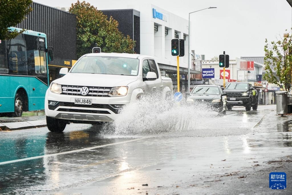 5月1日，汽車行駛在新西蘭南島城市克賴斯特徹奇的街頭。新華社發(fā)（陳思雨蒙 攝）