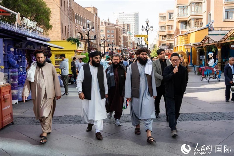 代表團(tuán)在新疆國(guó)際大巴扎參觀。人民網(wǎng)記者 章凱風(fēng)攝