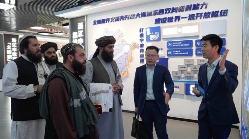 代表團(tuán)在義新歐班列始發(fā)站參觀。CGTN記者 楊剛攝