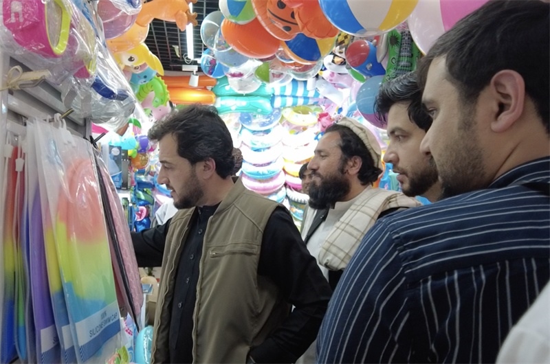 代表團(tuán)在義烏國(guó)際商貿(mào)城參觀。CGTN記者 楊剛攝