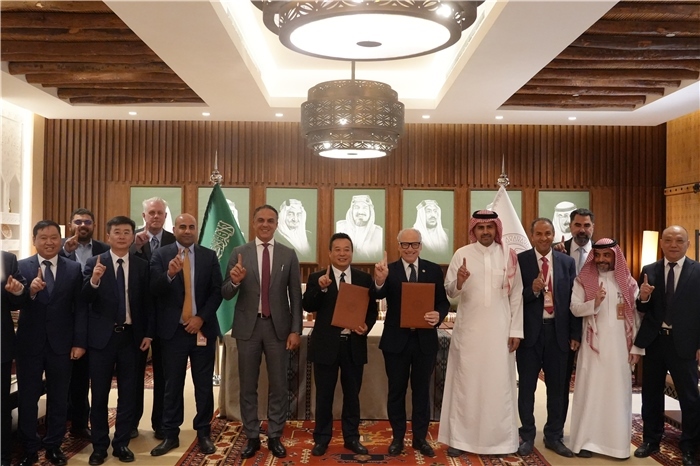 簽約合影。中國鐵建供圖