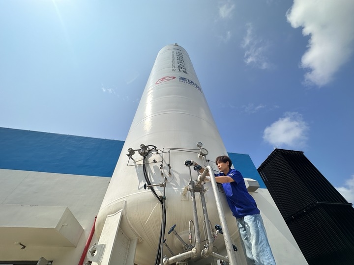 陳恩偉在海南商業(yè)航天發(fā)射場(chǎng)技術(shù)區(qū)罐區(qū)進(jìn)行液氮轉(zhuǎn)注前準(zhǔn)備。新華社記者 陳凱姿 攝