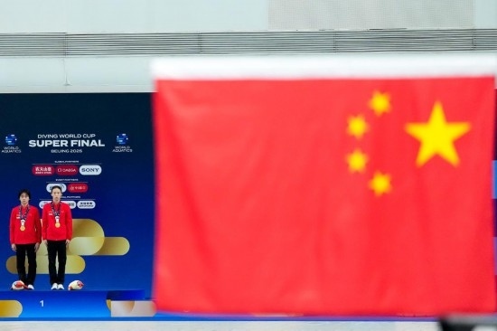 5月2日，獲得2025年跳水世界杯總決賽女子雙人10米臺(tái)冠軍的中國(guó)組合陳芋汐（右）/全紅嬋在頒獎(jiǎng)儀式上。新華社記者 鞠煥宗 攝