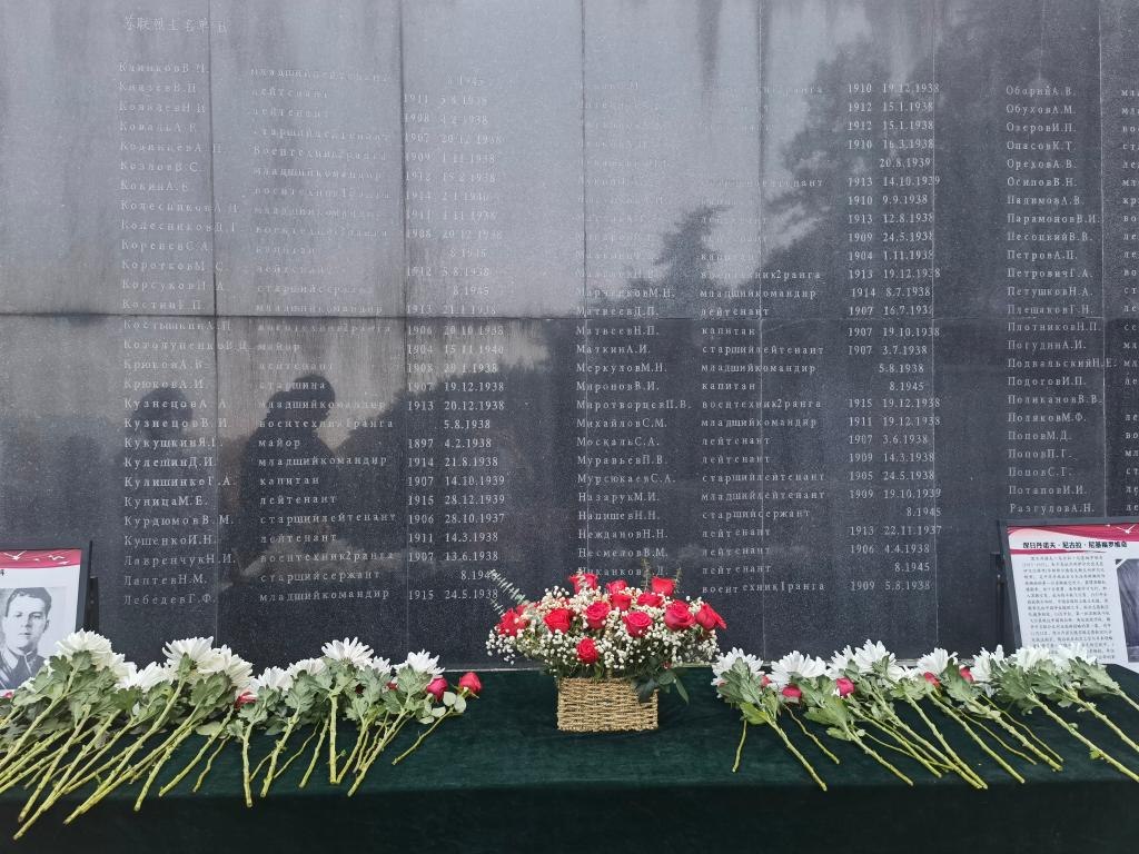 在南京抗日航空烈士紀(jì)念館鐫刻有蘇聯(lián)籍抗日航空英烈名錄的紀(jì)念碑前，擺放著人們獻(xiàn)上的鮮花（2024年11月22日攝）。新華社記者 邱冰清 攝