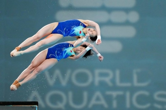 5月2日，陳芋汐（上）/全紅嬋在比賽中。新華社記者 鞠煥宗 攝