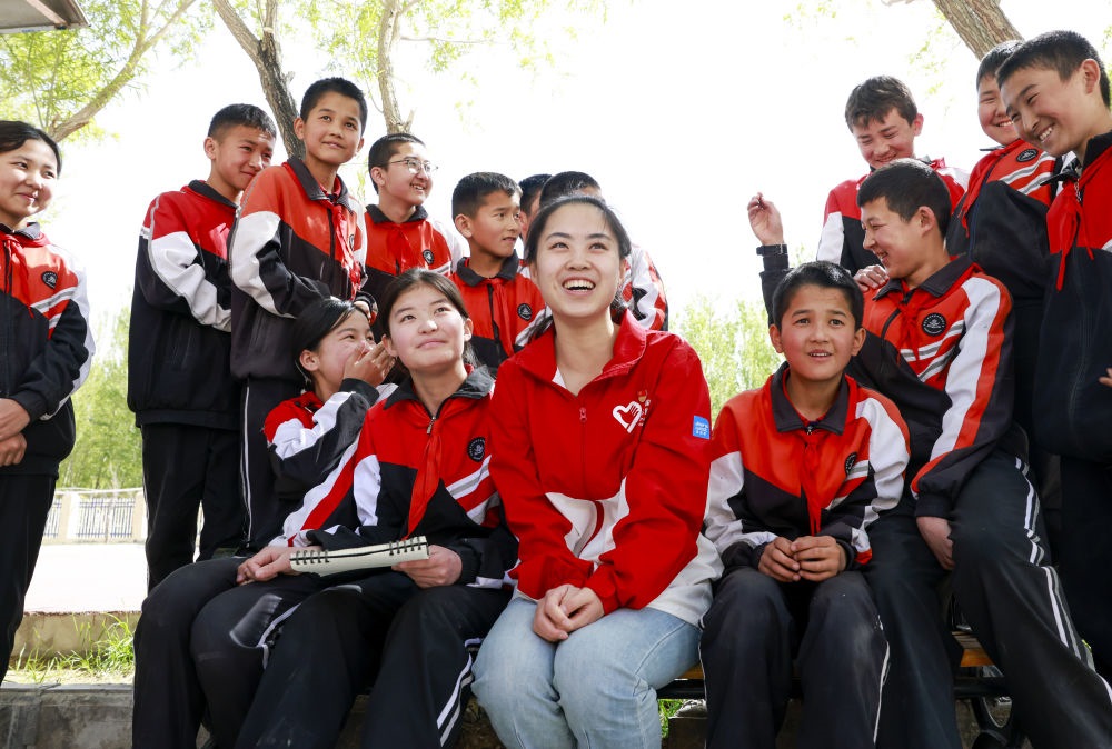 4月23日，在新疆克州阿圖什市哈拉峻鄉(xiāng)謝依特小學(xué)，支教教師高淑賢和學(xué)生們在一起。