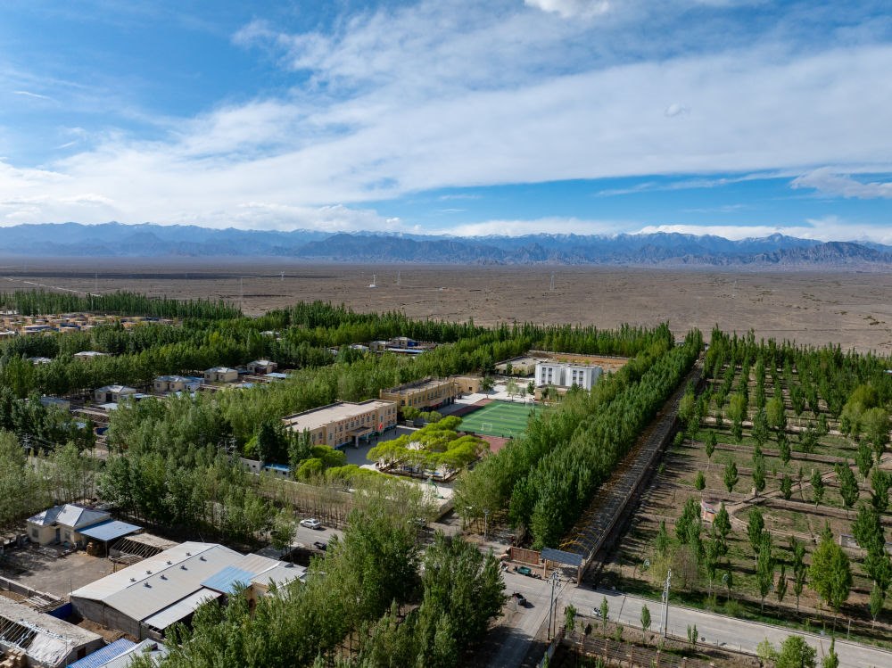 這是4月23日在新疆克州阿圖什市哈拉峻鄉(xiāng)拍攝的謝依特小學(xué)（無人機照片）。