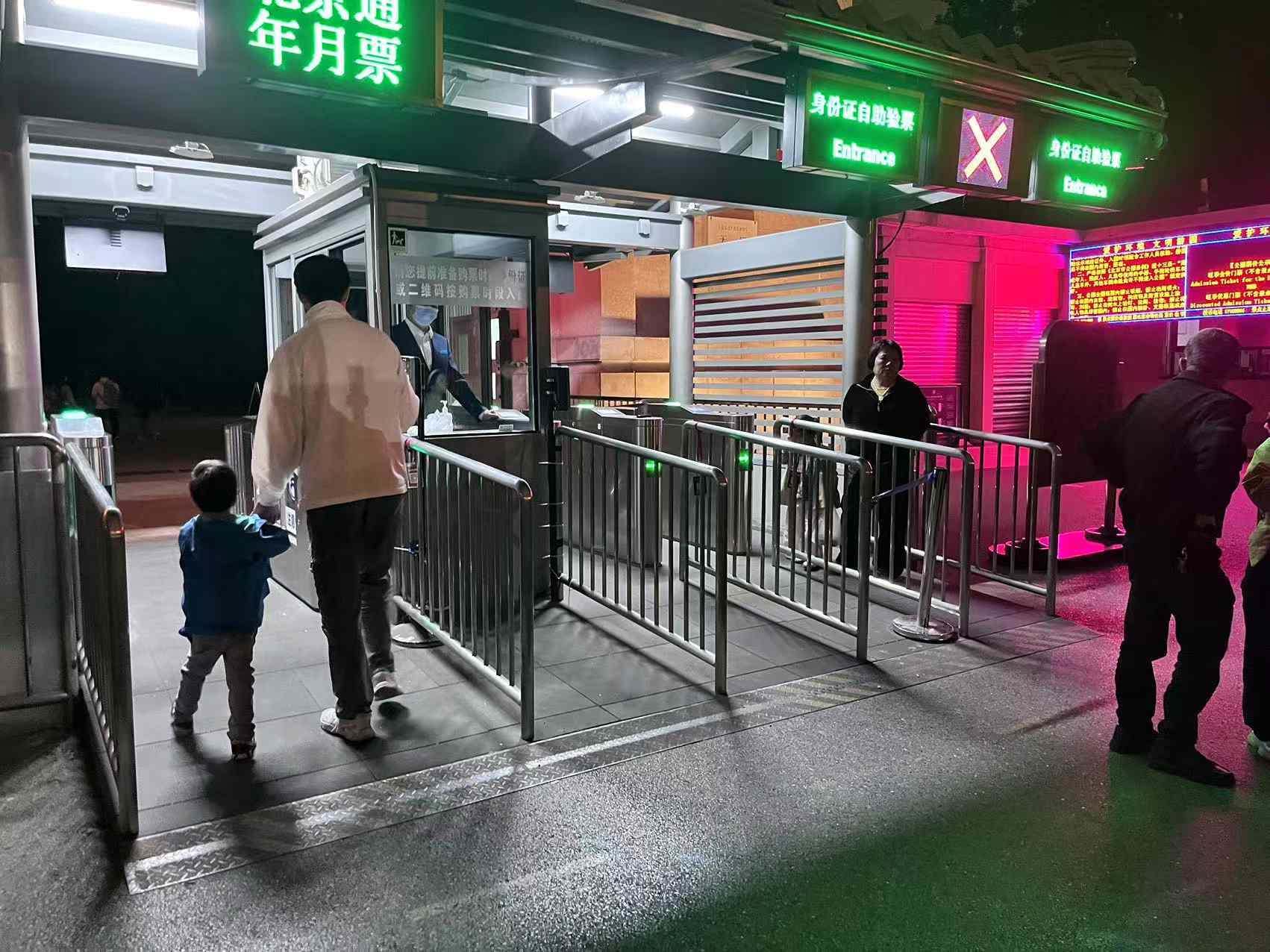 北京天壇公園延長開放時間，游客進入游覽。人民網(wǎng)記者 李楠樺攝