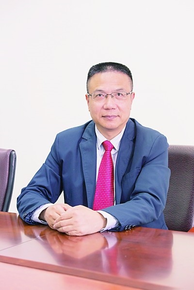 徐飛 教授、博士生導(dǎo)師。歷任上海交通大學(xué)副校長、西南交通大學(xué)校長、上海財(cái)經(jīng)大學(xué)常務(wù)副校長，現(xiàn)任福耀科技大學(xué)常務(wù)副校長。國務(wù)院政府特殊津貼專家。先后兼任中國鐵道學(xué)會副理事長，中國管理學(xué)會組織與戰(zhàn)略專業(yè)委員會副主任，教育部高等學(xué)校創(chuàng)新創(chuàng)業(yè)教育指導(dǎo)委員會副主任，中國高等教育學(xué)會創(chuàng)新創(chuàng)業(yè)教育分會理事長，中國高質(zhì)量MBA教育認(rèn)證（CAMEA）工作委員會副主任，中國職業(yè)技術(shù)教育學(xué)會副會長等。主要研究領(lǐng)域?yàn)閼?zhàn)略管理、競爭戰(zhàn)略與博弈論、創(chuàng)新創(chuàng)業(yè)、跨文化戰(zhàn)略領(lǐng)導(dǎo)力等。出版著作20余部。