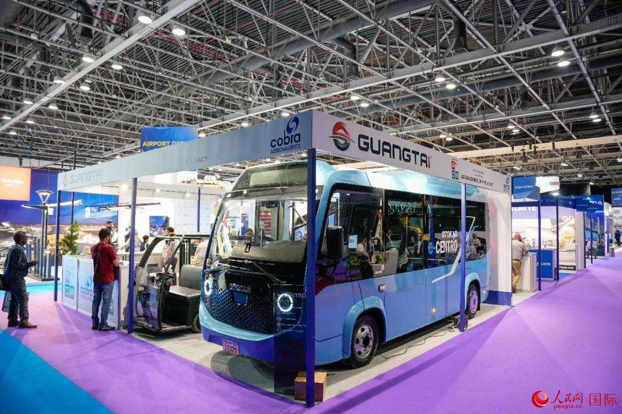 展會(huì)展示的電動(dòng)大巴車(chē)。人民網(wǎng)塔里克·易卜拉欣攝