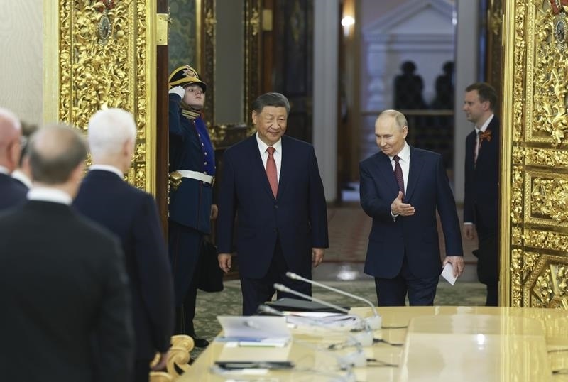 △當(dāng)?shù)貢r(shí)間5月8日，俄羅斯總統(tǒng)普京同習(xí)近平主席在莫斯科克里姆林宮舉行會(huì)談。這是兩國(guó)元首步入會(huì)場(chǎng)。