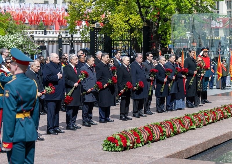 △當(dāng)?shù)貢r(shí)間5月9日，紀(jì)念蘇聯(lián)偉大衛(wèi)國(guó)戰(zhàn)爭(zhēng)勝利80周年慶典結(jié)束后，習(xí)近平主席同其他國(guó)家領(lǐng)導(dǎo)人一起從紅場(chǎng)來(lái)到亞歷山大花園，向無(wú)名烈士墓獻(xiàn)花，并肅立默哀。