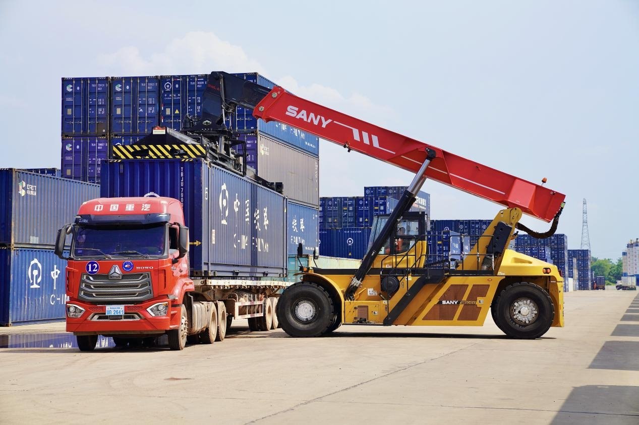 在中老鐵路萬象南鐵路貨運口岸站，起重機正在吊裝集裝箱。劉瑩嘉攝