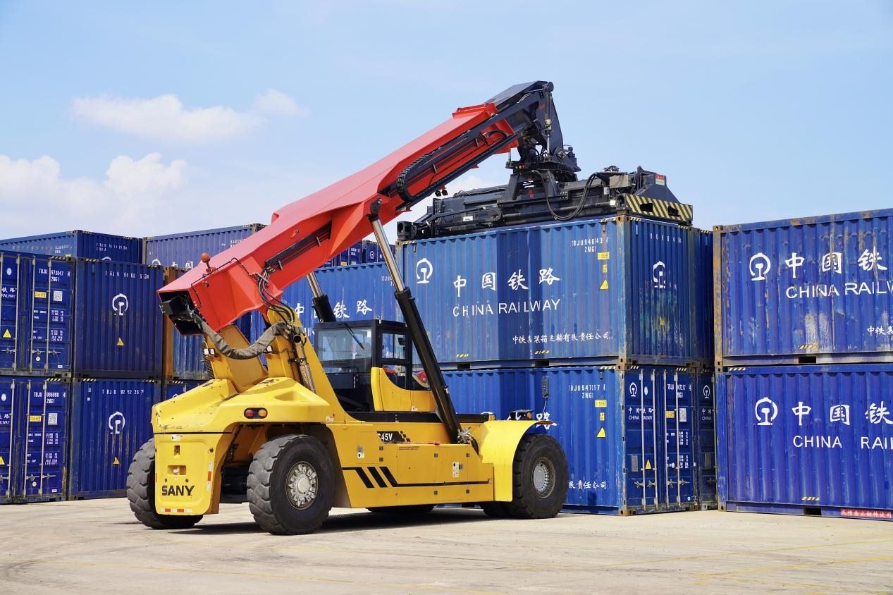 在中老鐵路萬象南鐵路貨運口岸站，起重機正在吊裝集裝箱。劉瑩嘉攝