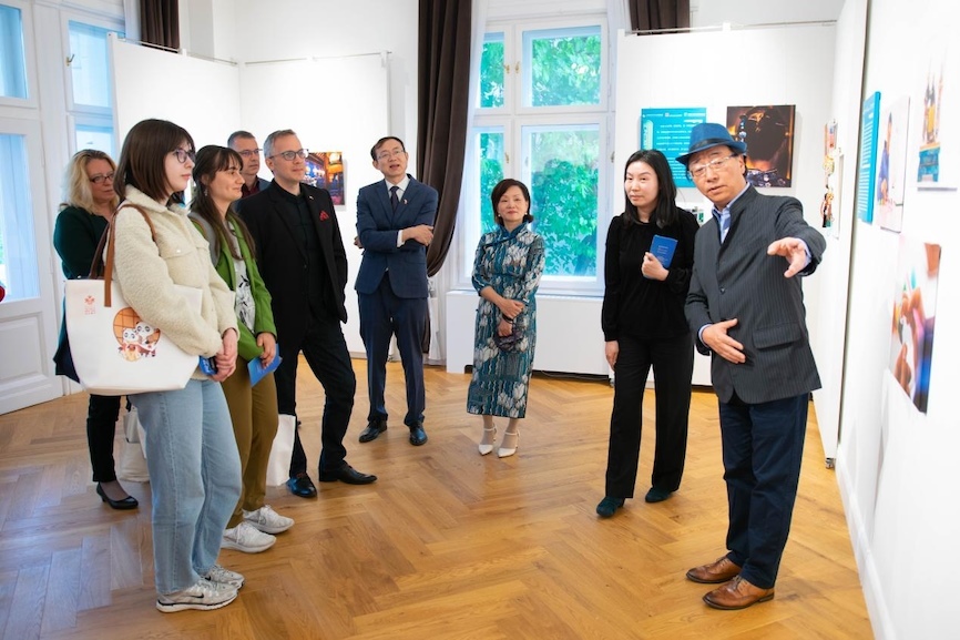 藝術(shù)家李守白現(xiàn)場(chǎng)導(dǎo)覽。圖片由布達(dá)佩斯中國(guó)文化中心供圖