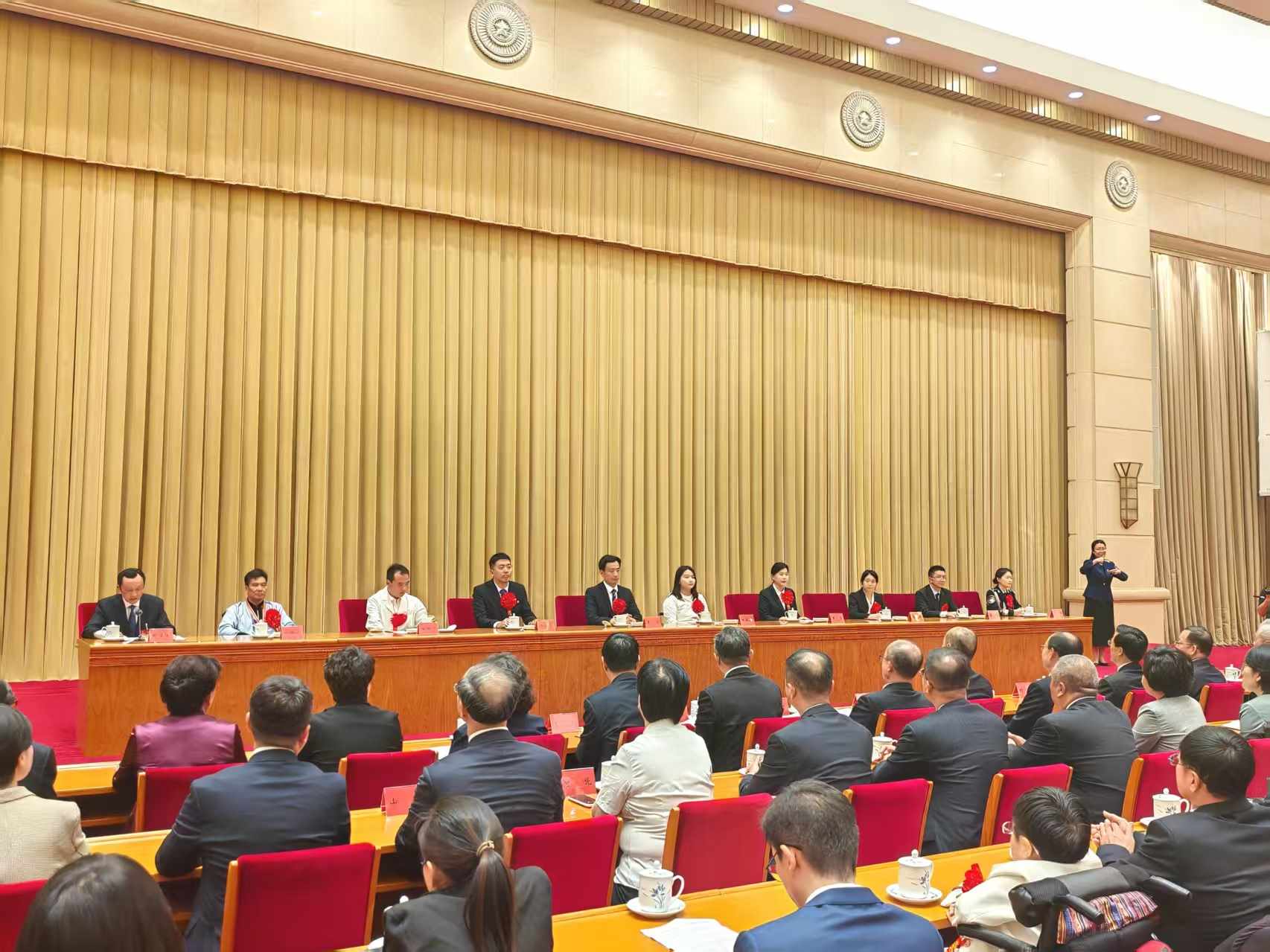 第七次全國自強模范暨助殘先進事跡首場報告會現(xiàn)場。 人民網(wǎng)記者 王子鋒攝