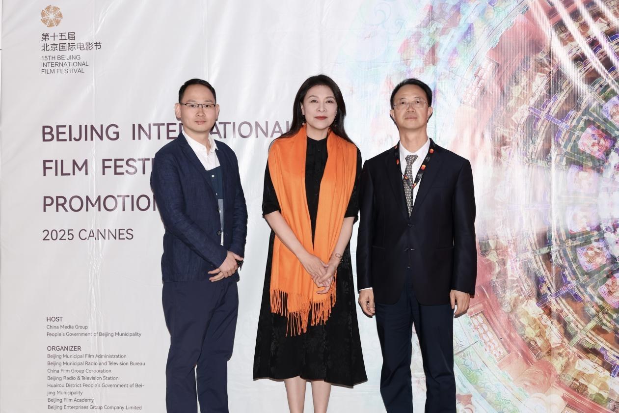 余俊生（右一）與《走走停?！穼?dǎo)演龍飛（左一）、演員岳紅（左二）合影。主辦方供圖