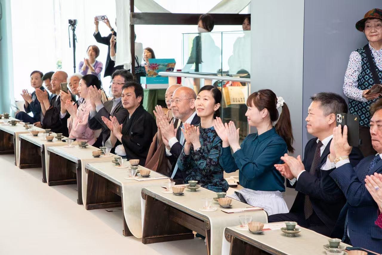 中日兩國文旅界、各茶道流派嘉賓出席開幕式。中國駐大阪旅游辦事處供圖