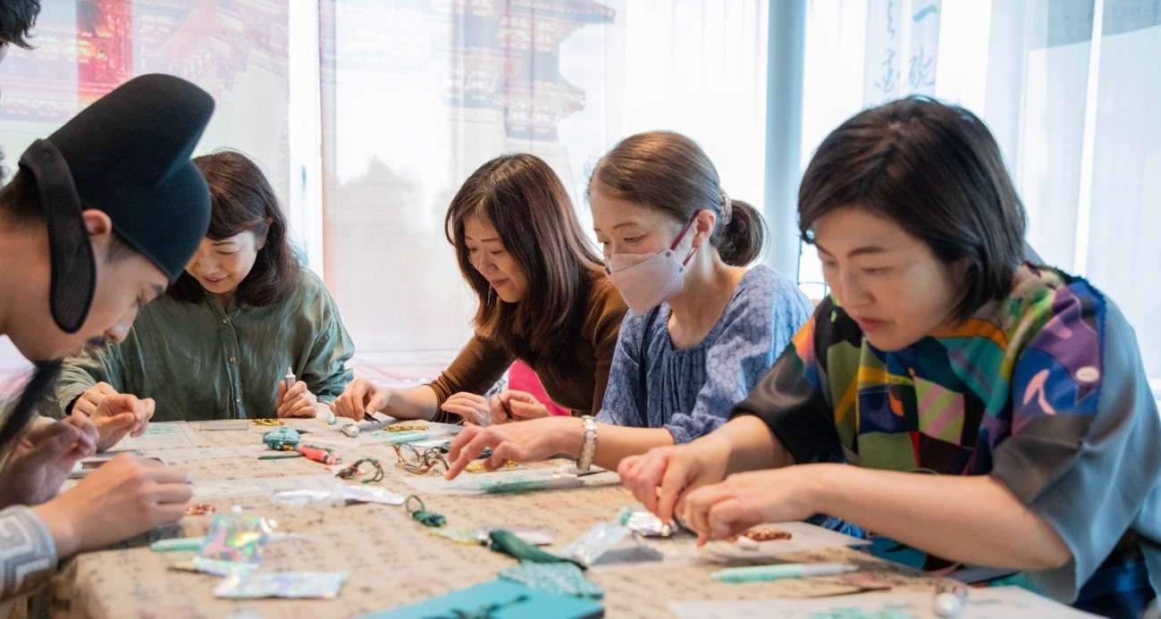 客人體驗(yàn)制作綠松石銅牌。中國駐大阪旅游辦事處供圖