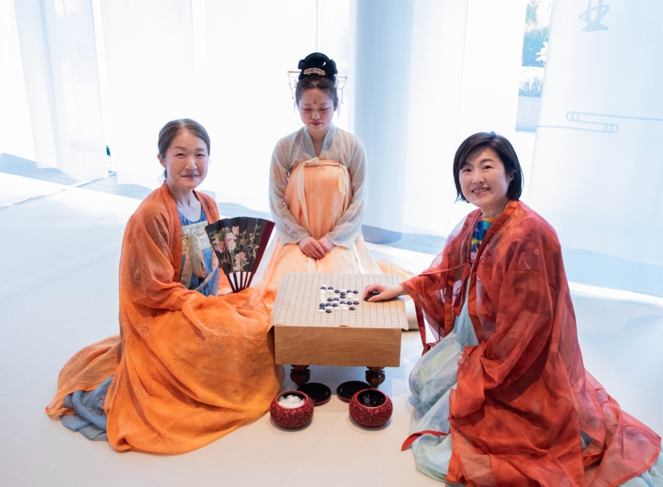 日本客人體驗(yàn)漢服。中國駐大阪旅游辦事處供圖