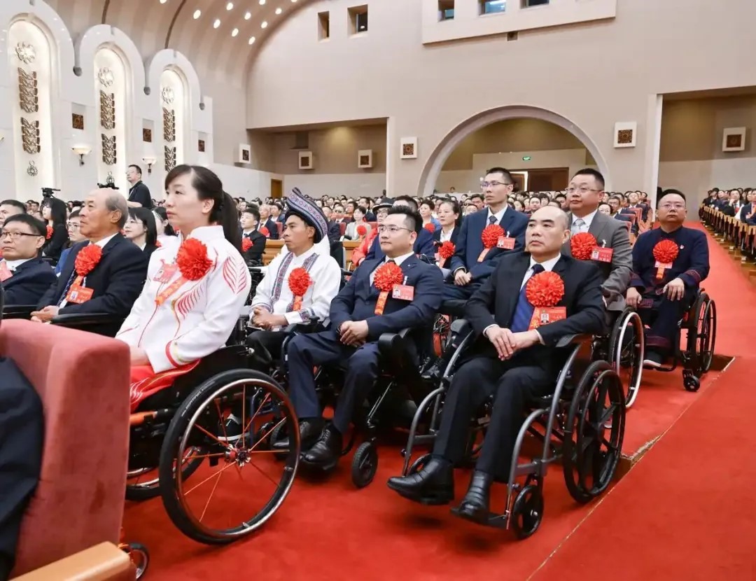2025年5月16日，第七次全國自強模范暨助殘先進表彰大會在北京召開。大會表彰了200名“全國自強模范”、200個“全國殘疾人工作先進集體”和60名“全國殘疾人工作先進個人”。
