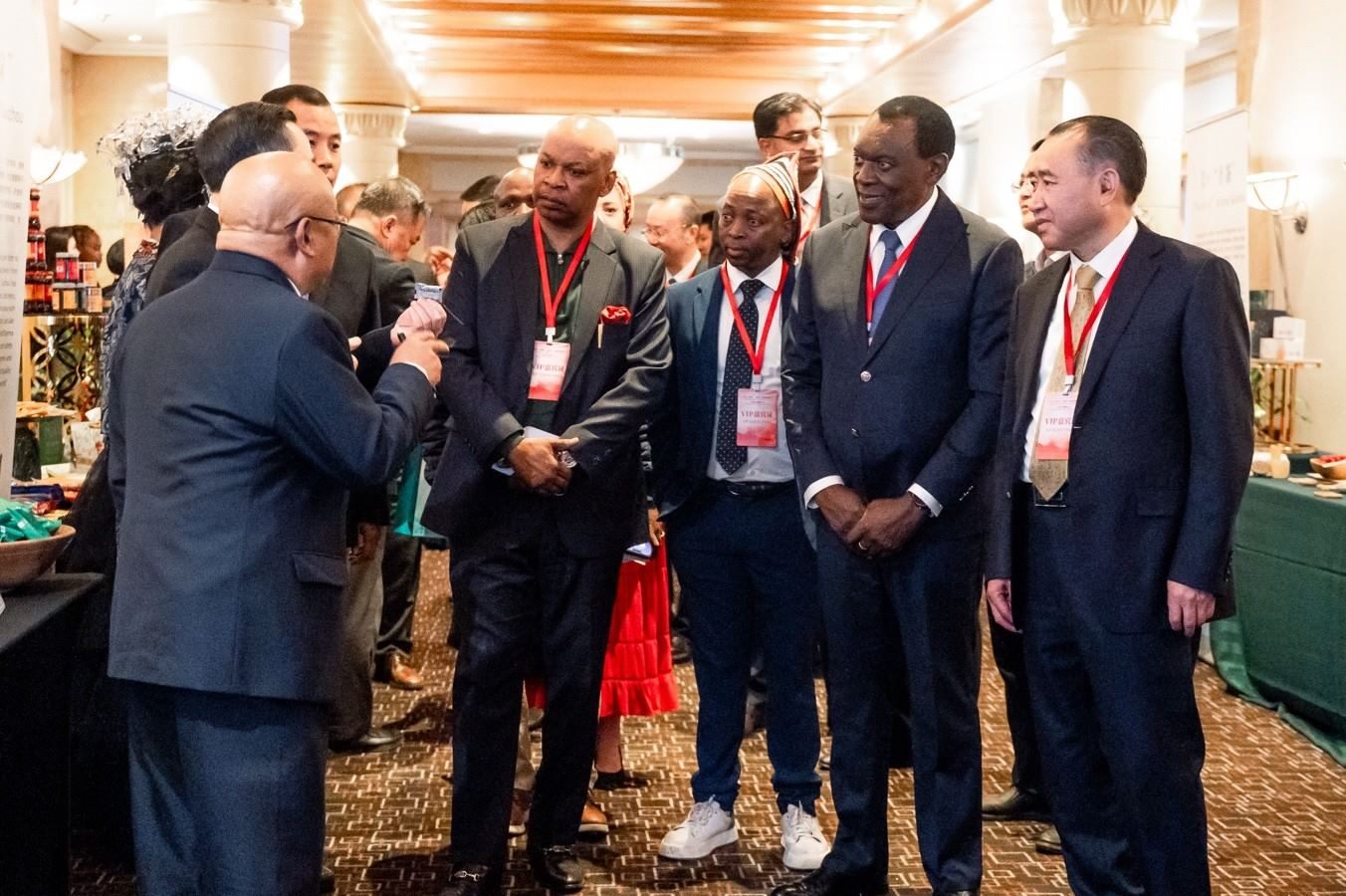 與會嘉賓走訪展臺。南非貴州商會供圖