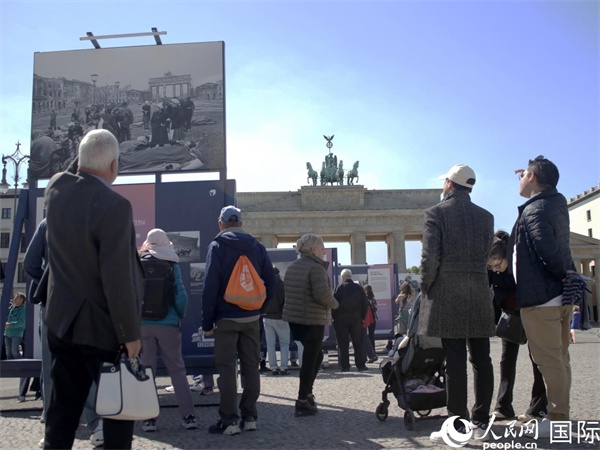 圖為勃蘭登堡門前，市民們在參觀歷史圖片展。人民網(wǎng) 肖晶攝