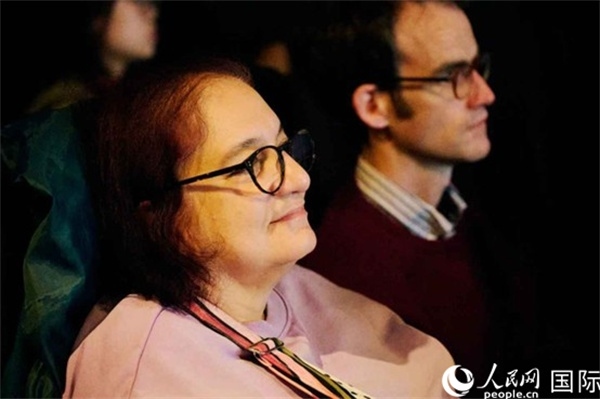 英國(guó)觀眾觀看巡展影片。楊浩鵬攝