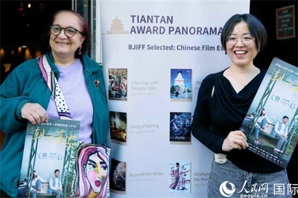 《朝云暮雨》放映前，觀眾前同主辦方互動(dòng)。楊浩鵬攝