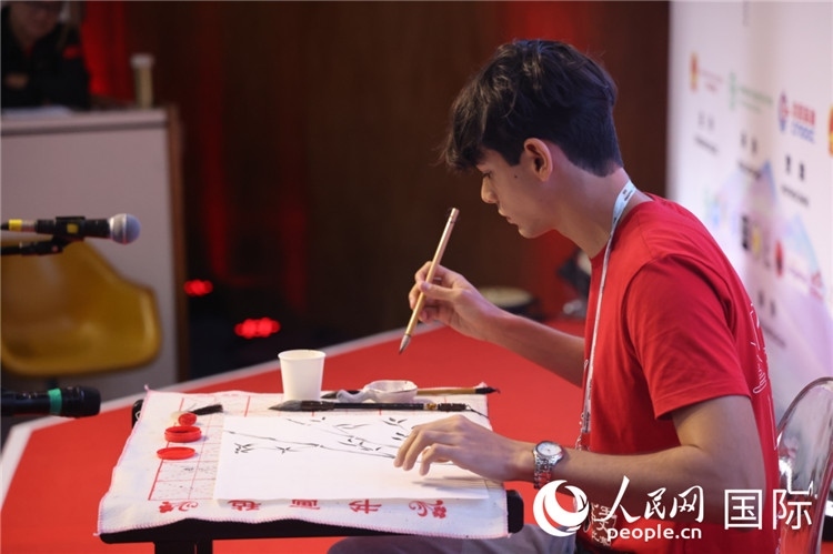 2025年“漢語橋”巴西賽區(qū)決賽的“才藝展示”環(huán)節(jié)，一名參賽者正在繪畫。人民網(wǎng)記者 時(shí)元皓攝