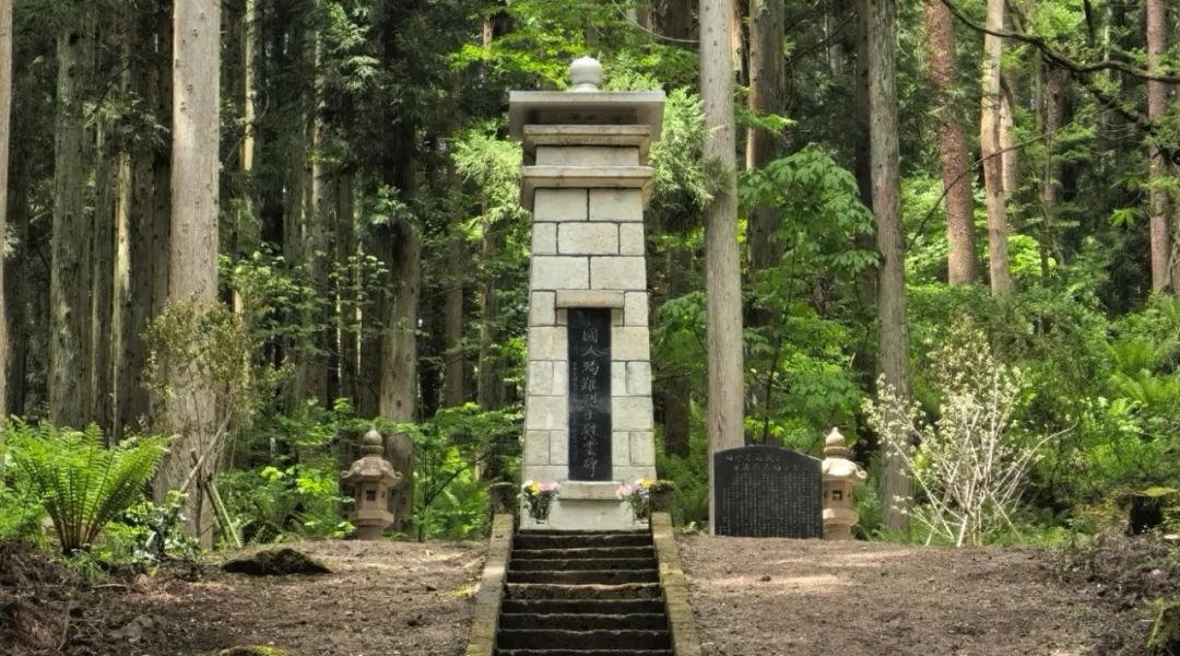 福島縣豬苗代町中國(guó)殉難勞工慰靈碑修繕完工暨植樹(shù)祭掃儀式舉行。中國(guó)駐新潟總領(lǐng)館供圖