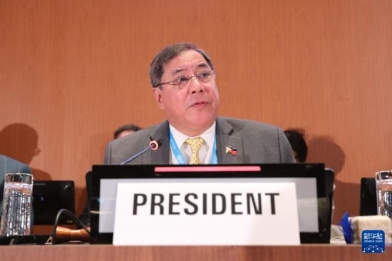 5月20日，在瑞士日內(nèi)瓦，第78屆世界衛(wèi)生大會主席赫爾博薩宣布審議通過“大流行協(xié)定”。新華社記者 杜哲宇 攝