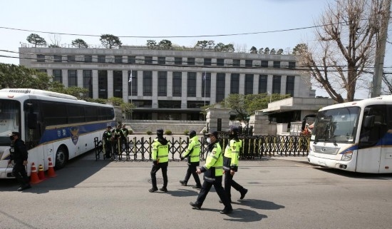 4月3日，在韓國首爾，警察在韓國憲法法院前執(zhí)勤。新華社記者姚琪琳攝
