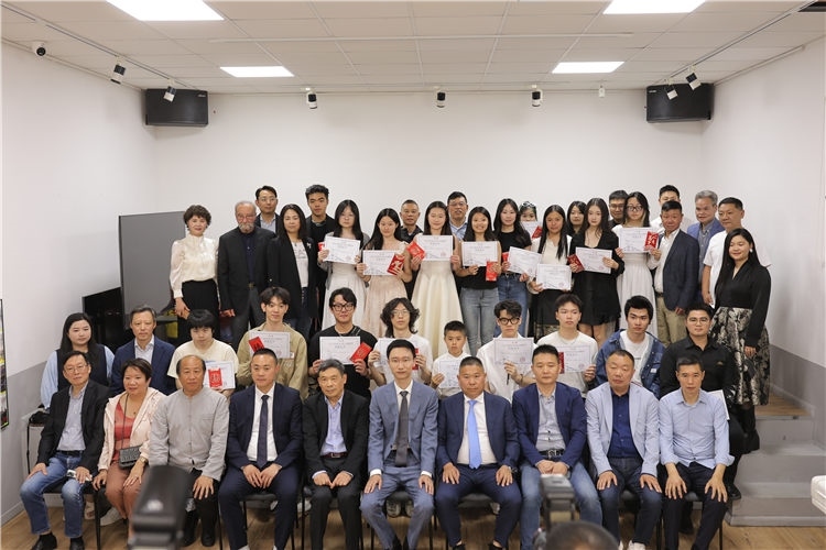 獲獎(jiǎng)?wù)吲c主辦方合影。主辦方供圖