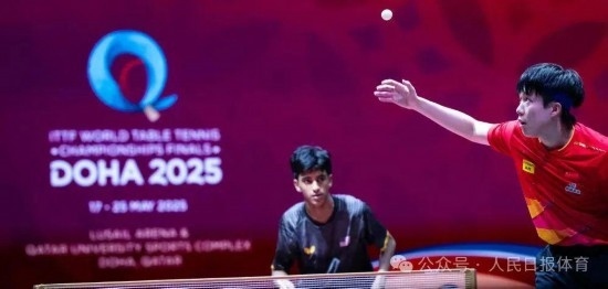 5月17日，王楚欽在比賽中發(fā)球。