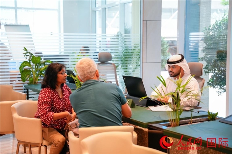 在阿治曼自由區(qū)一站式服務中心內，工作人員為客商辦理業(yè)務。人民網(wǎng) 塔里克·易卜拉欣攝