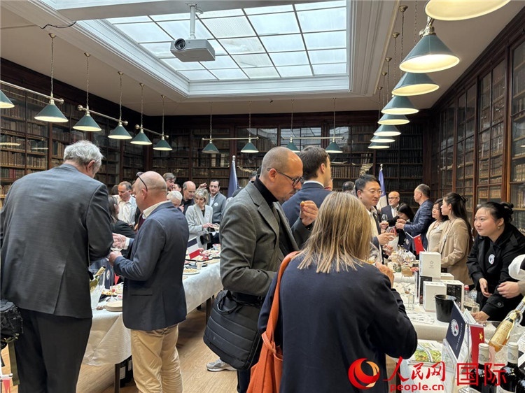 FIWA大獎賽獲獎酒及農(nóng)產(chǎn)品2025專業(yè)展暨中國云南—法國巴黎特色商品推介會現(xiàn)場。人民網(wǎng)記者 于超凡攝