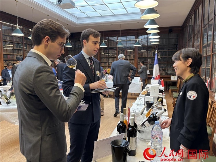 法國嘉賓與參展云南企業(yè)代表交流。人民網(wǎng)記者 于超凡攝