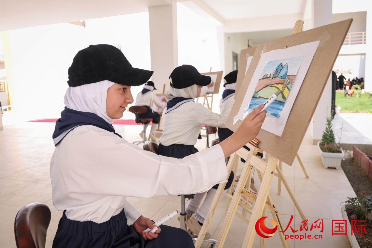圖為阿爾·圖拉女子學(xué)校學(xué)生在上美術(shù)課。人民網(wǎng)記者 薛丹攝