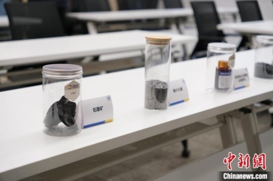 5月20日，浙大高分子科學與工程學系內(nèi)擺放著石墨礦等。 曹丹 攝