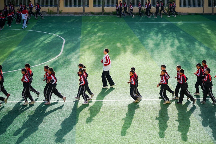 2025年4月24日，在新疆克州阿圖什市哈拉峻鄉(xiāng)謝依特小學(xué)，支教教師帶領(lǐng)學(xué)生晨跑。新華社記者 徐宏巖 攝