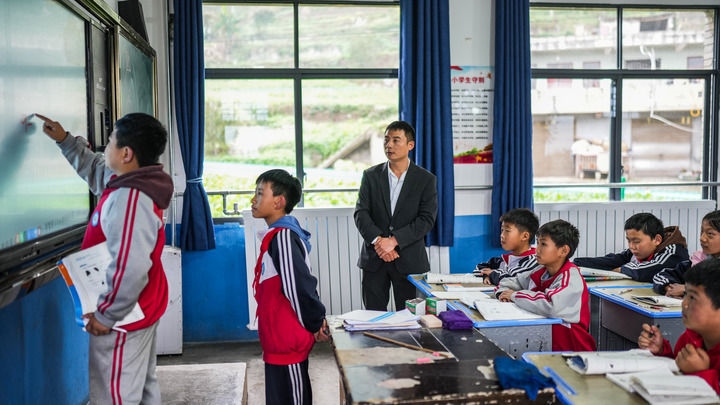 2024年11月21日，在地處烏蒙山區(qū)的貴州省六盤水市水城區(qū)亮巖小學(xué)，學(xué)生在供暖的教室內(nèi)學(xué)習(xí)。新華社記者 陶亮 攝