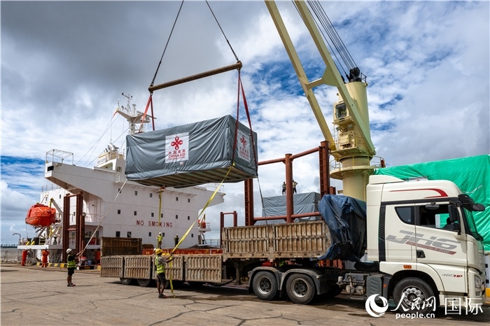 5月25日，當(dāng)?shù)毓と嗽诟劭趶呢涊喩闲遁d援緬第十五批緊急人道主義地震救災(zāi)物資。人民網(wǎng)記者謝佳君攝