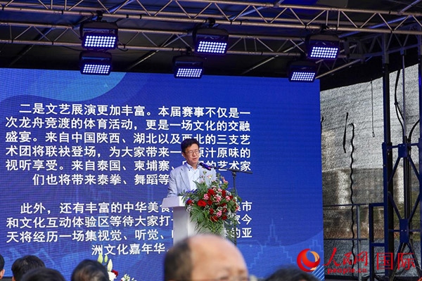 中國(guó)駐法蘭克?？傤I(lǐng)事黃昳揚(yáng)在致辭中對(duì)龍舟賽表示熱烈祝賀。人民網(wǎng) 依琳攝