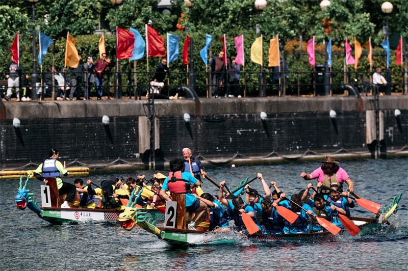 中英雙方的參賽隊伍參與龍舟競渡。楊浩鵬攝