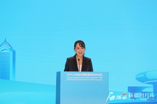 5月23日，在2025上合組織國(guó)家媒體合作論壇青年文化交流營(yíng)活動(dòng)中，人民日?qǐng)?bào)社記者阿爾達(dá)克·塔巴拉克發(fā)言。石榴云/新疆日?qǐng)?bào)記者 李雄心攝