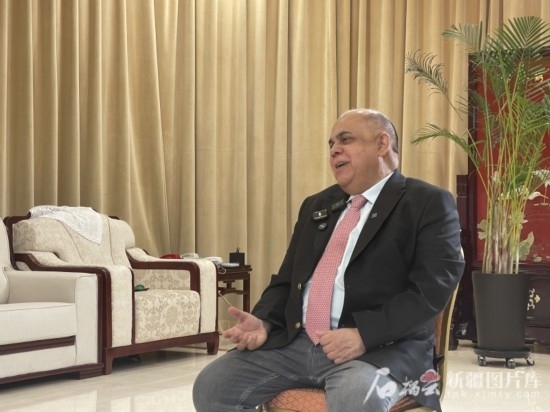 上合組織副秘書(shū)長(zhǎng)索海爾·汗在專(zhuān)訪中。石榴云/新疆日?qǐng)?bào)記者 劉翔攝