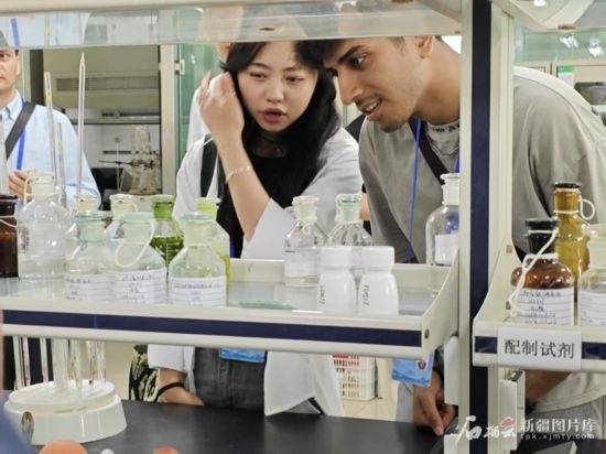 5月26日，2025上合組織國(guó)家媒體合作論壇嘉賓參觀新奇康藥業(yè)股份有限公司實(shí)驗(yàn)室。石榴云/新疆日?qǐng)?bào)記者 宋海波攝