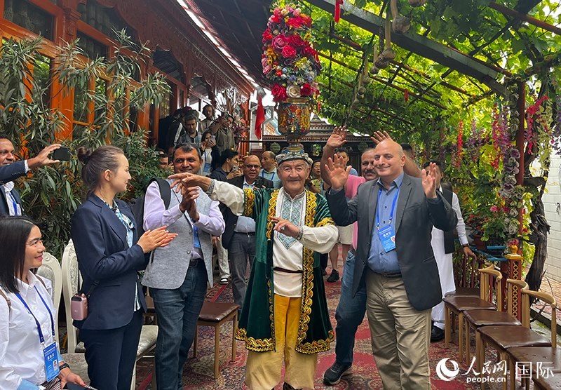 5月24日，外國媒體人在伊寧市喀贊其民俗旅游區(qū)參觀體驗(yàn)。 人民網(wǎng)記者 翟轉(zhuǎn)麗攝